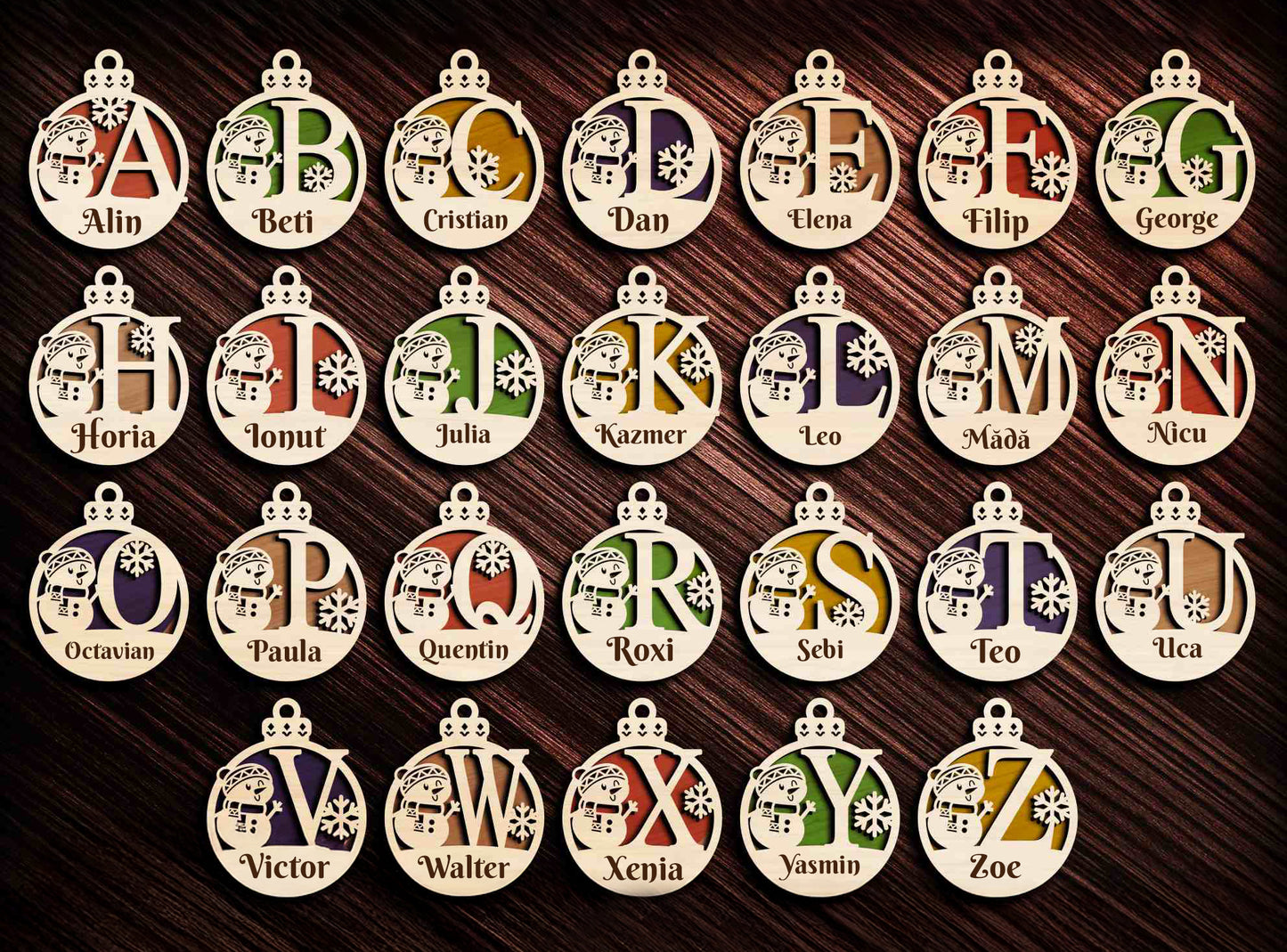 Ornament Brad Lemn Personalizat – Monogramă cu Om de Zăpadă și Nume Gravate (A–Z)