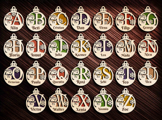 Ornament Brad Lemn Personalizat – Monogramă cu Om de Zăpadă și Nume Gravate (A–Z)