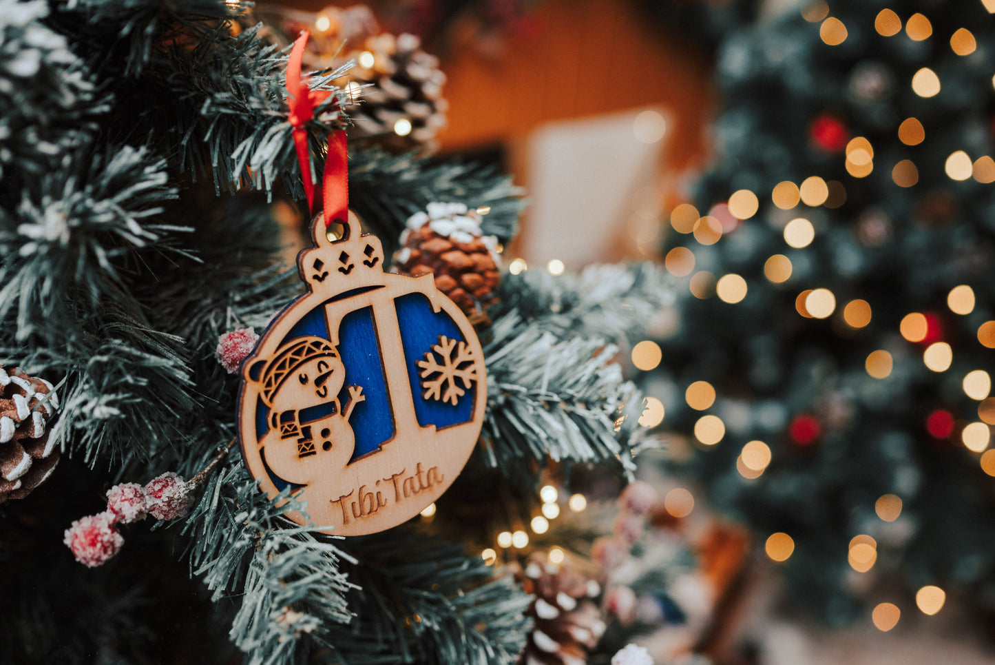 Ornament Brad Lemn Personalizat – Monogramă cu Om de Zăpadă și Nume Gravate (A–Z)