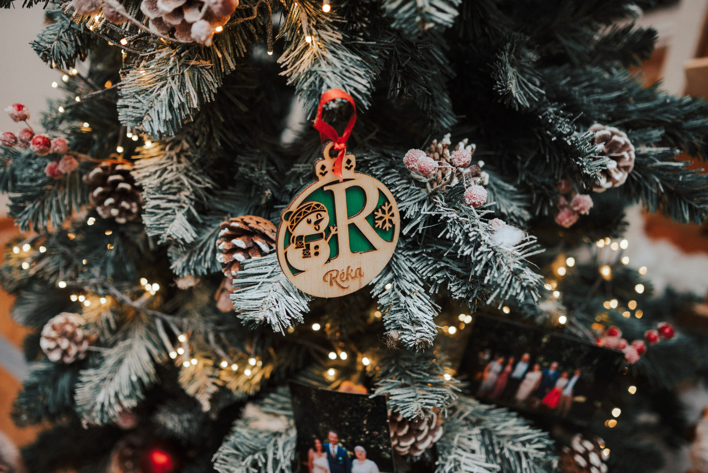 Ornament Brad Lemn Personalizat – Monogramă cu Om de Zăpadă și Nume Gravate (A–Z)