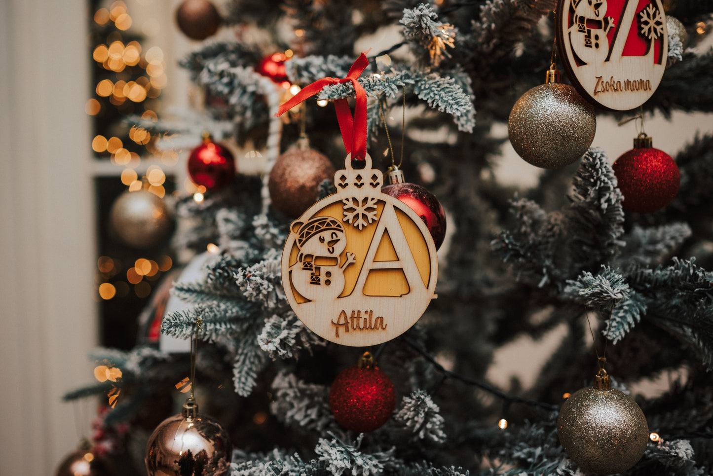 Ornament Brad Lemn Personalizat – Monogramă cu Om de Zăpadă și Nume Gravate (A–Z)