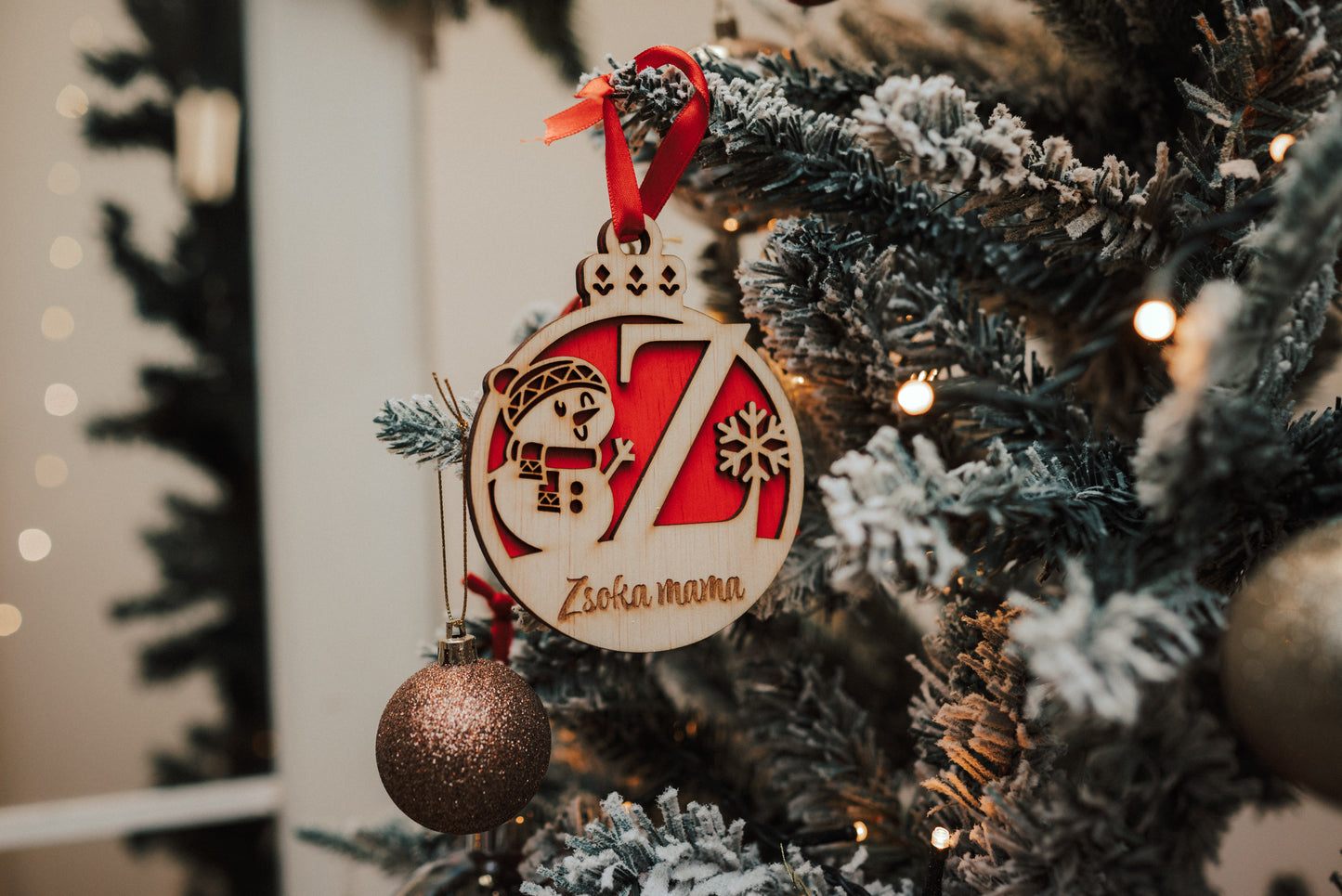 Ornament Brad Lemn Personalizat – Monogramă cu Om de Zăpadă și Nume Gravate (A–Z)